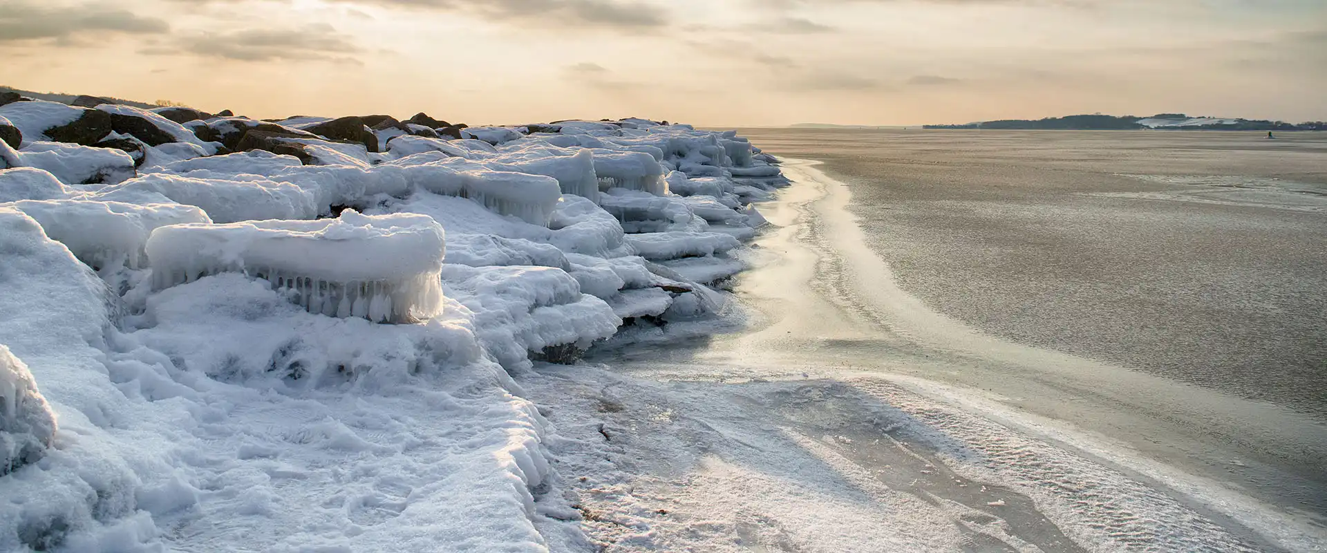 Winter-Strand_Mario-Frost Weihnachten & Silvester ein Winterspaziergang mit Hund am Ostseestrand auf Rügen zu